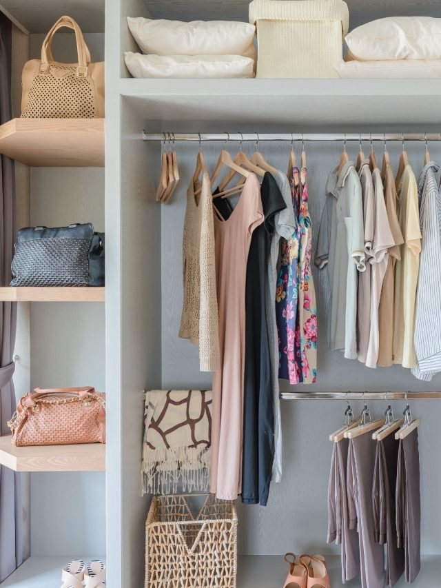 cropped-Closet-organizado-com-peças-de-roupa-bolsas-e-sapatos.jpg