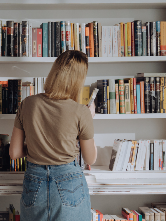 cropped-mulher-de-costas-pegando-livros-em-uma-grande-estante-cheia-de-livros.png