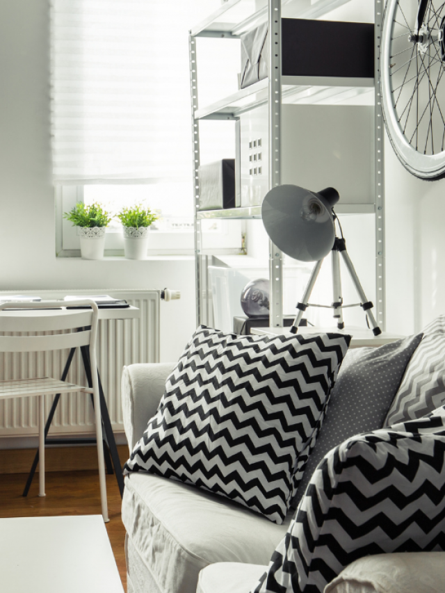 cropped-sala-pequena-decorada-com-sofá-e-almofadas-étnicas-bicicleta-pendurada-luminária-e-estante-de-escritório.png