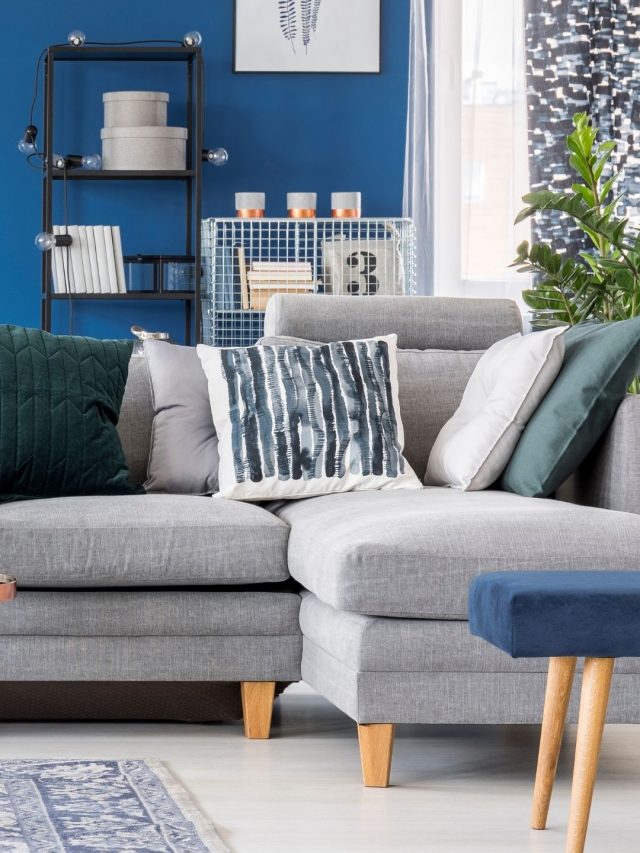 cropped-sala-de-estar-com-paleta-de-cores-em-azul-e-cinza-sofá-cinza-com-pés-palito-de-madeira-e-puff-azul.jpg