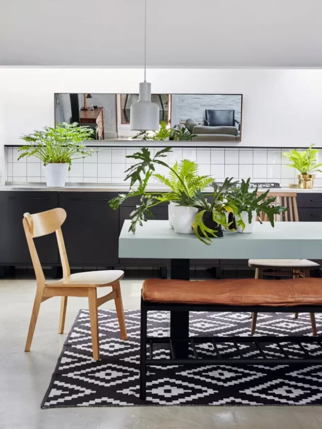 mesa-de-laka-cinza-com-banco-de-ferro-estofado-de-couro-cadeiras-de-madeira-e-estante-escura-ao-fundo-741decopelomundobureaux_house_vermeulen_19_6265