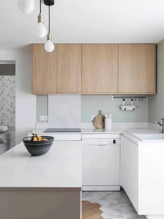 cozinha-compacta-branca-com-armário-aéreo-de-madeira-Foto-Ideias-Decor