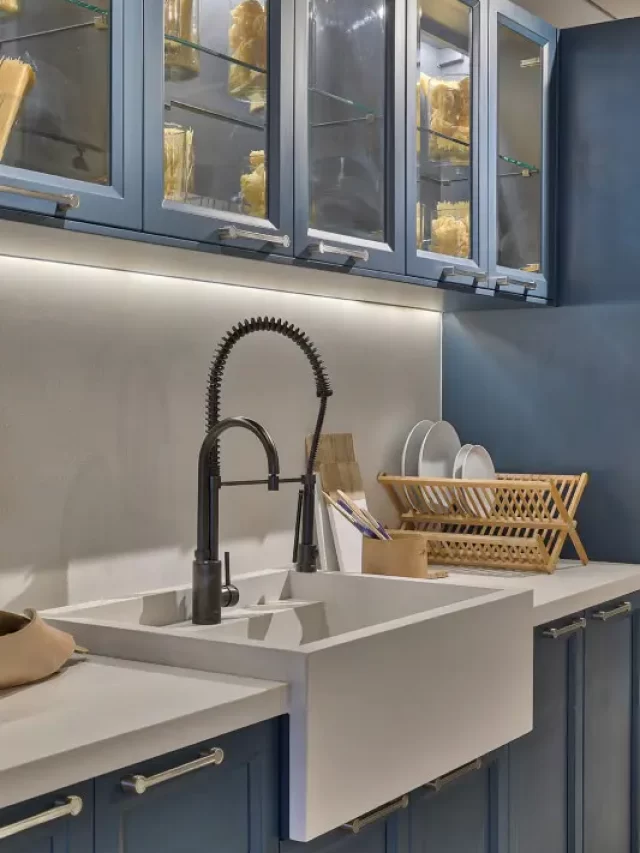 Cuba-gourmet-de-sobrepor-na-cozinha-branca-e-azul-Projeto-Patricia-Hagobian