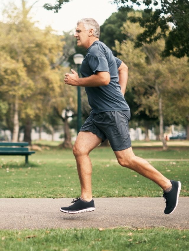 homem-maduro-grisalho-corrida-corre-parque-atividade-fisica-fitness-1659808106777_v2_3x4