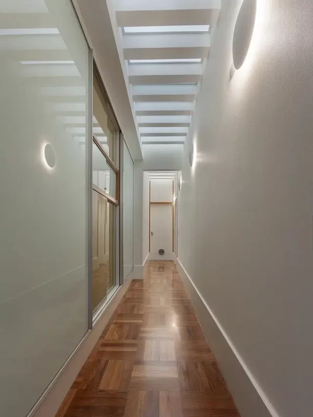 A-luminária-de-parede-para-corredor-metálicas-brancas-trazem-pontos-de-luz-ao-ambiente.-Projeto-por-Aline-Cobra-Design-e-Arquitetura