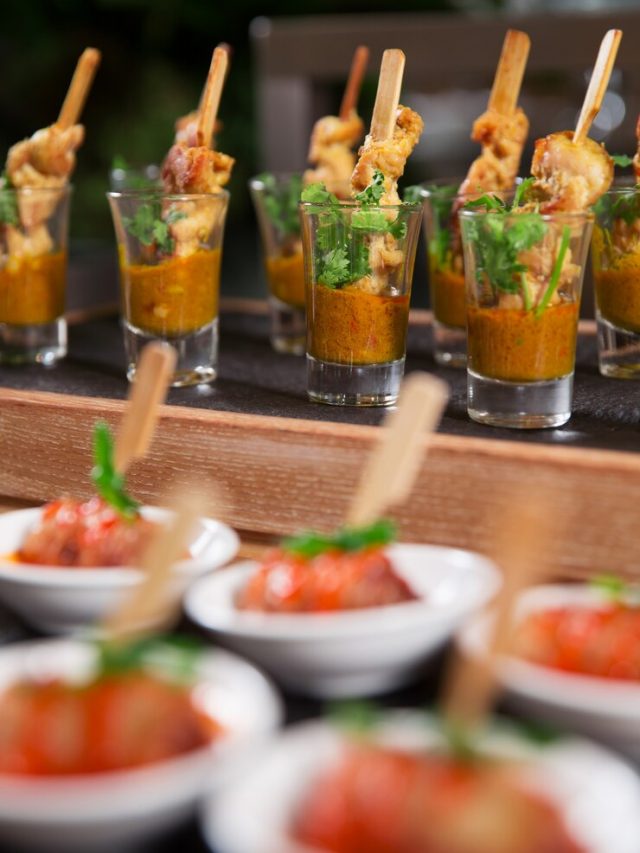 carne-deliciosa-com-molho-snacks-na-tabela-de-bufete_1262-1800