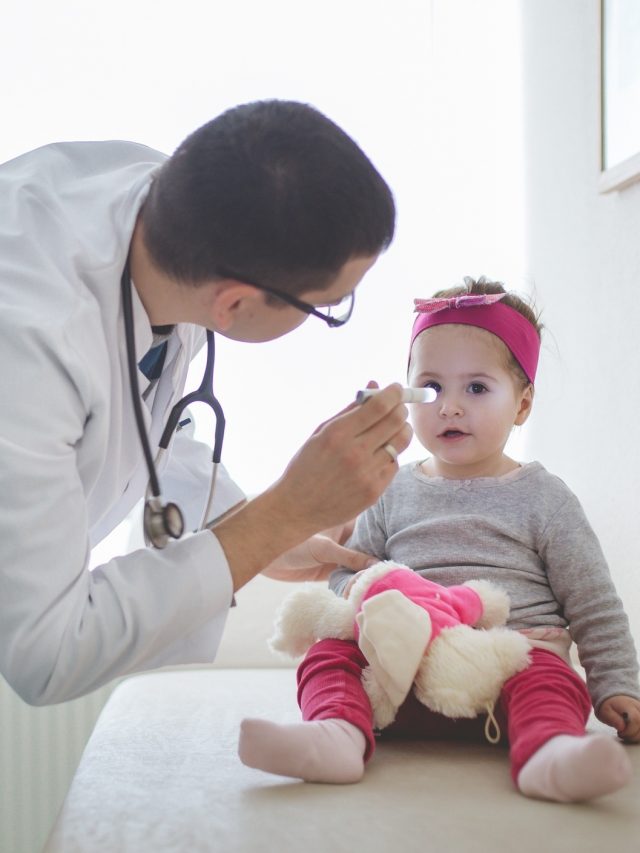medico-examina-bebe-visao-em-bebes-1576677119688_v2_3x4