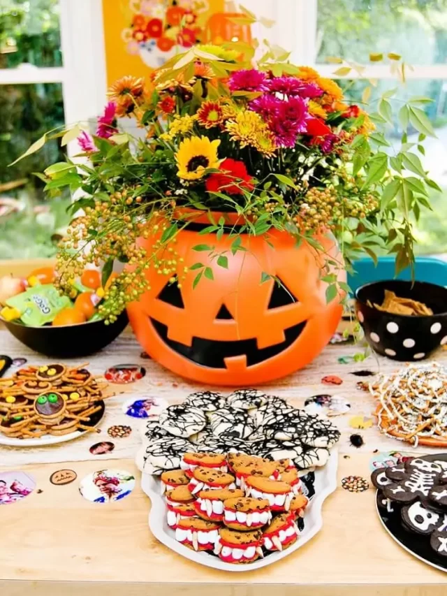 mesa-decorada-com-arranjo-de-flores-para-festa-de-halloween-Foto-MillePop