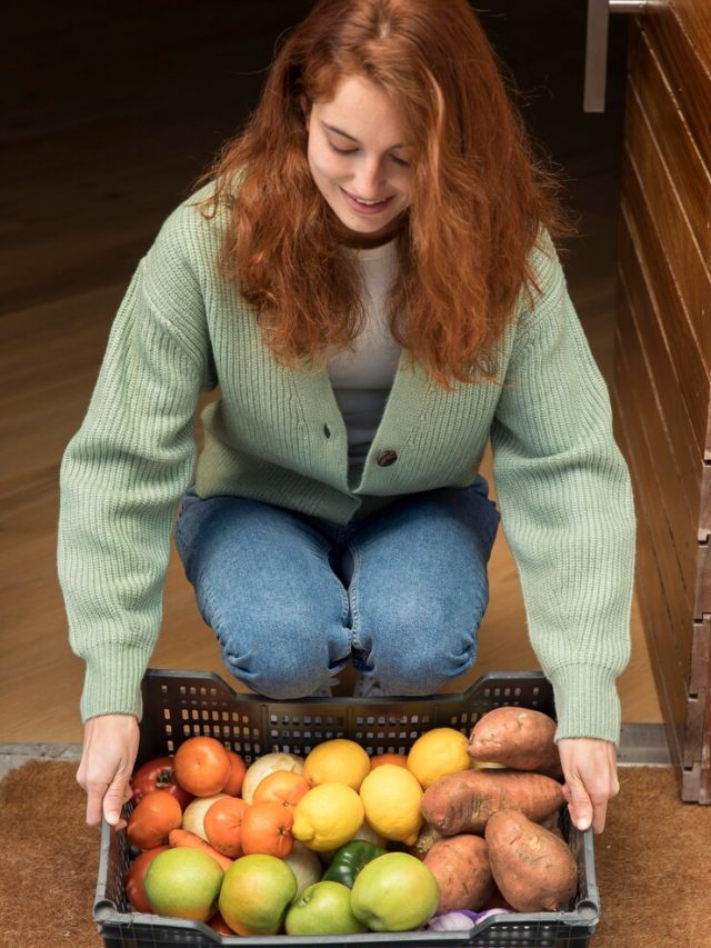 mulher-segurando-uma-cesta-de-alimentos-que-foi-entregue-em-sua-porta_23-2148964023