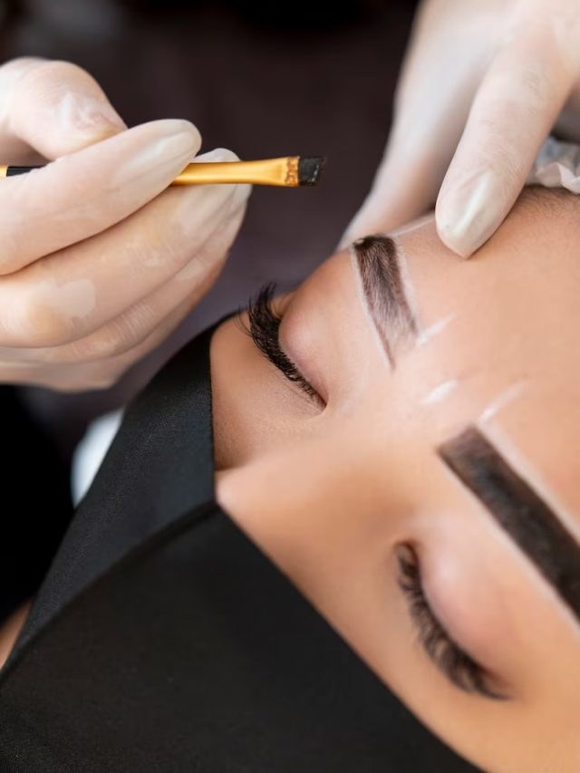 esteticista-fazendo-um-tratamento-de-microblading-nas-sobrancelhas-de-uma-cliente_23-2149183866