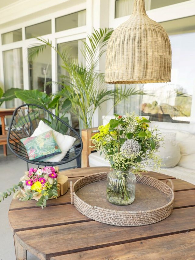 [fpdl.in]_decoracao-moderna-do-patio-com-plantas-sofa-e-mesa-de-madeira_209989-12_normal