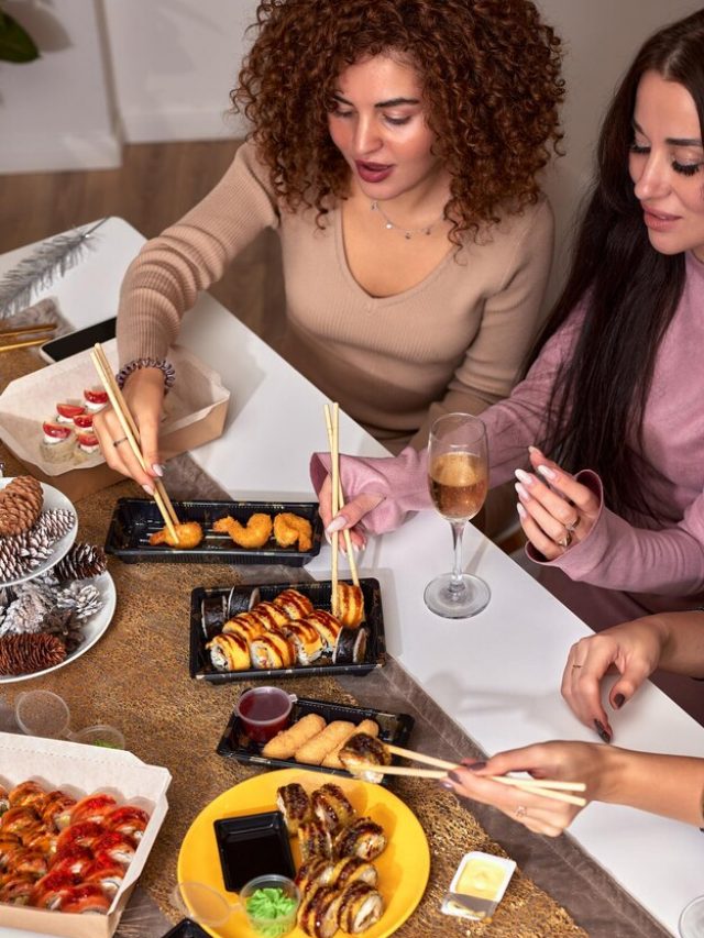 [fpdl.in]_retrato-de-tres-belas-jovens-comendo-comida-japonesa-e-bebendo-vinho-em-casa_124865-21604_normal