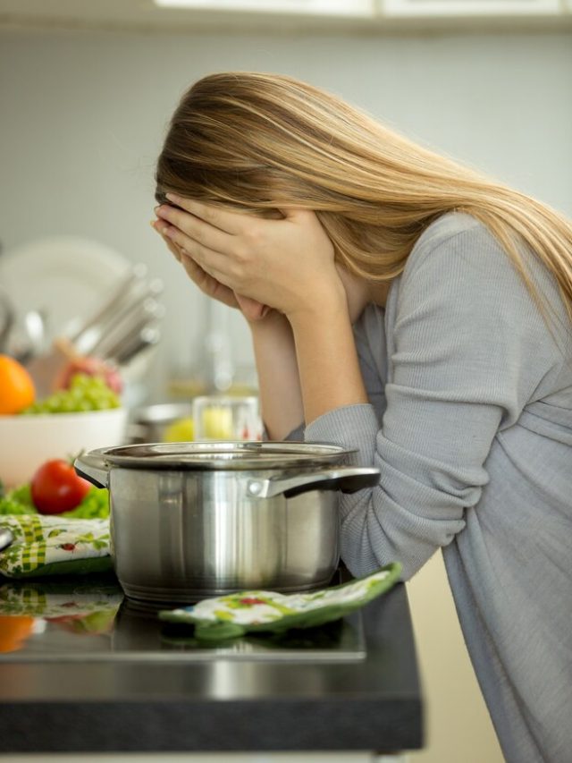 [fpdl.in]_retrato-de-uma-jovem-dona-de-casa-exausta-posando-na-cozinha-enquanto-cozinha-uma-sopa_454047-9143_normal