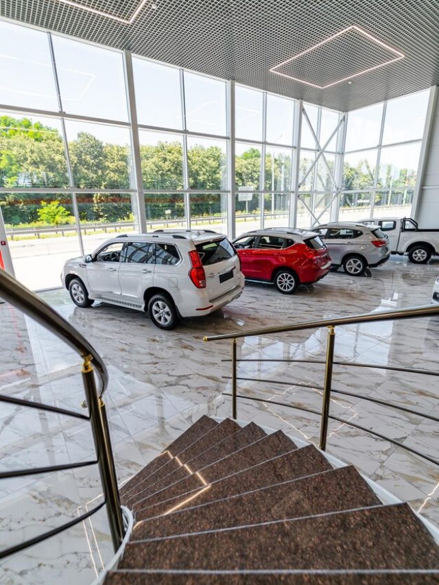 [fpdl.in]_showroom-da-concessionaria-em-moderno-predio-de-vidro-com-carros-novos-vista-do-segundo-andar-nos-carros-abaixo_116317-9644_normal