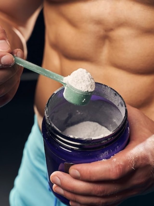 [fpdl.in]_um-homem-musculoso-sem-camisa-usando-shorts-esportivos-e-pegando-proteina-em-po-de-um-frasco_317809-3453_normal