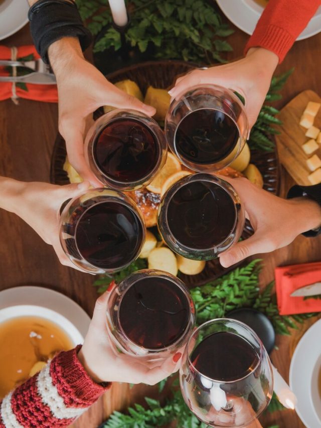 jantar-de-natal-com-copos-de-vinho_23-2147715624