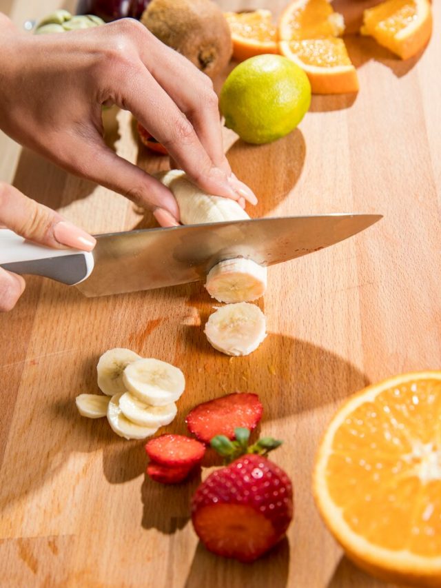 mulher-de-fitness-preparando-um-suco-de-desintoxicacao_23-2148207467