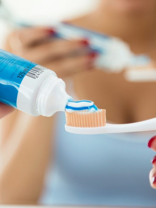 bastante-jovem-escovando-os-dentes-no-banheiro_1301-7646