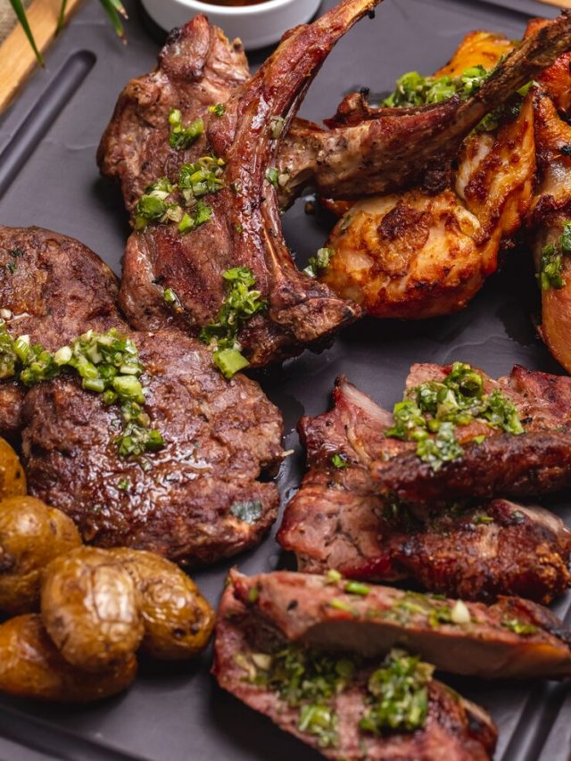 bife-de-vista-superior-com-costelas-fritas-com-frango-frito-e-batatas-em-uma-placa-com-molho_141793-4233