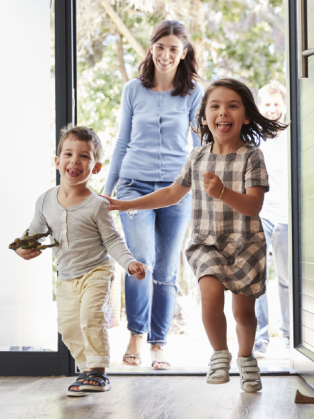 bigstock-excited-children-arriving-home-182357902-c6543acc