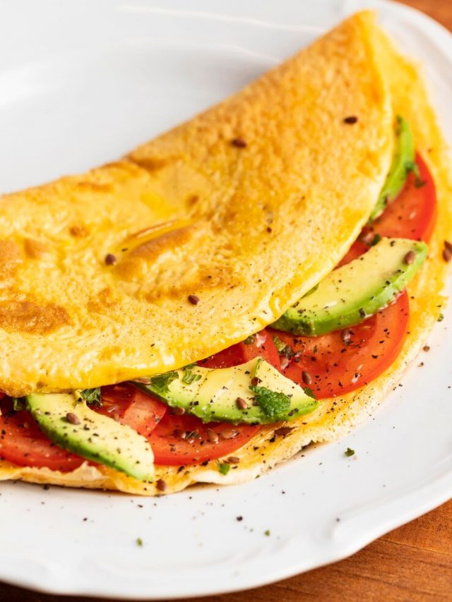 close-up-de-omelete-com-tomate-e-abacate-no-prato_23-2148891791