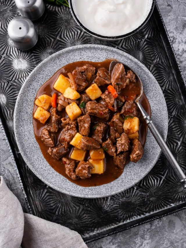delicioso-goulash-pronto-para-o-jantar_23-2149370861