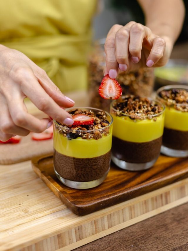 mulher-caucasiana-na-cozinha-faz-pudins-de-chia-com-geleia-de-manga-deserto-feito-de-leite-de-amendoa-sementes-de-chia-cacau-geleia-de-manga-e-granola_343596-1031