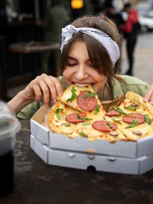 mulher-de-vista-frontal-com-deliciosa-pizza_23-2150347900