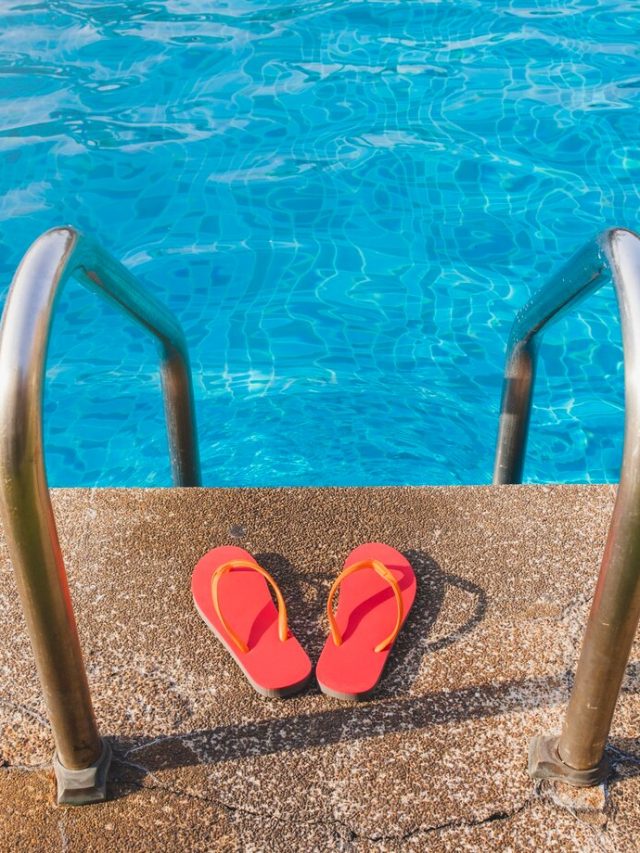 piscina-com-escada-e-chinelos_23-2147683351
