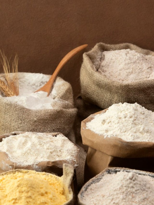sacos-de-ingredientes-cheios-de-farinha_23-2149482540