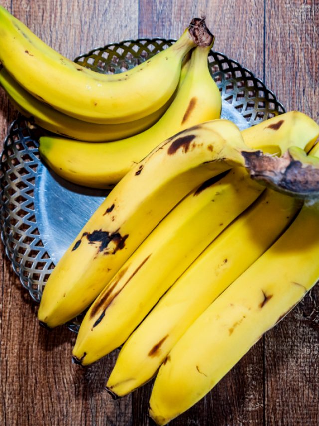 Close,Up,Of,Bunches,Of,Nanica,Bananas,In,Inxo,Tray