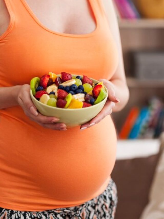 close-up-de-uma-mulher-gravida-com-salada-de-frutas_329181-2596