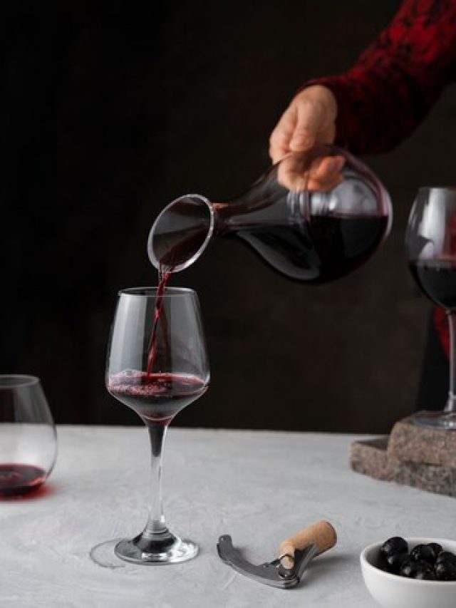 mao-de-vista-lateral-derramando-vinho-tinto_23-2149746494