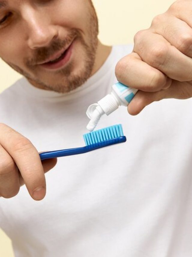 foto-recortada-de-alegre-saudavel-jovem-caucasiano-em-t-shirt-branca-espremendo-a-pasta-na-escova-de-dentes-escovando-os-dentes-depois-de-acordar-de-manha-cedo_343059-2489