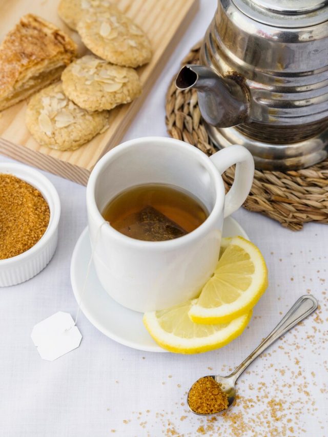 cha-de-limao-com-acucar-mascavo-e-biscoitos_23-2147860417