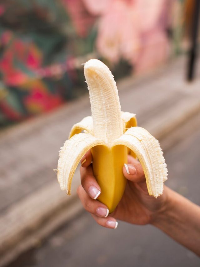 close-up-mulher-segurando-uma-banana_23-2148289460