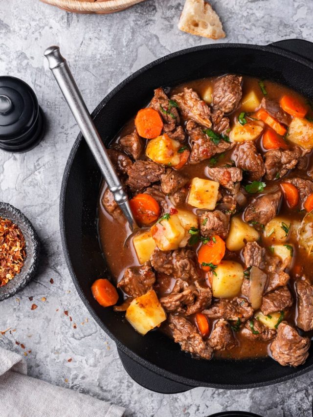 delicioso-goulash-pronto-para-o-jantar_23-2149370874