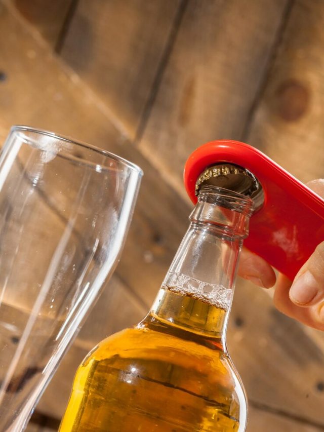 garrafa-de-vidro-de-cerveja-e-abridor_93675-130268