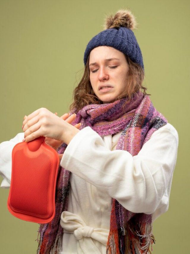 jovem-doente-com-uma-tunica-branca-e-um-chapeu-de-inverno-com-um-lenco-segurando-e-olhando-para-uma-bolsa-de-agua-quente-isolada-em-verde-oliva_141793-86420