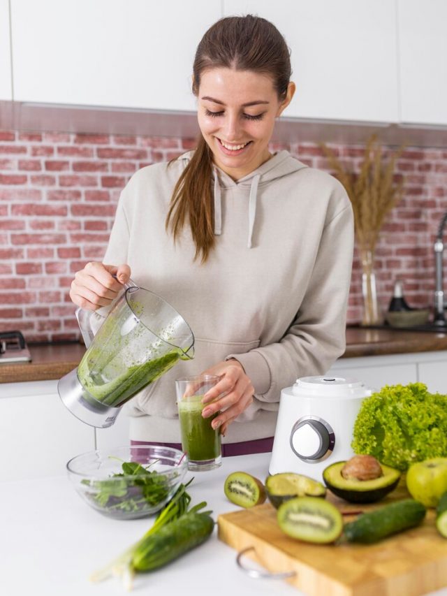 mulher-de-dose-media-servindo-smoothie_23-2148898588