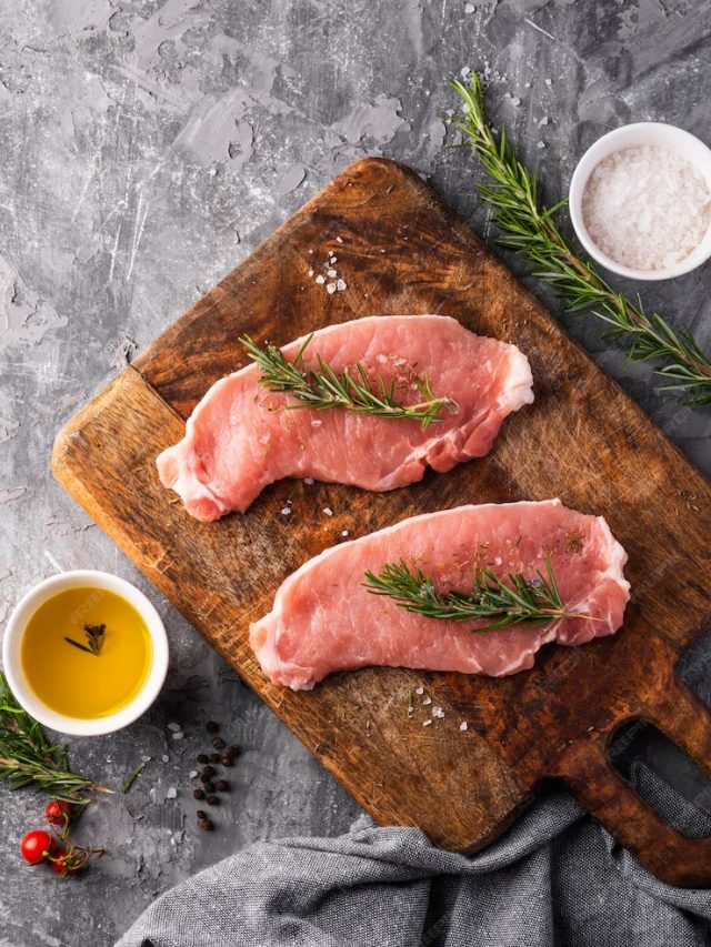postura-plana-do-conceito-de-carne-crua_23-2148738879
