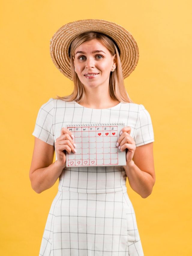 retrato-de-uma-mulher-com-chapeu-segurando-seu-calendario-menstrual_23-2148381589