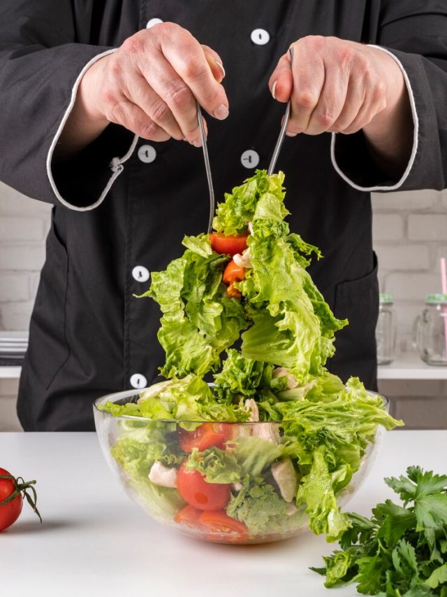 vista-frontal-do-chef-jogando-salada_23-2148491299