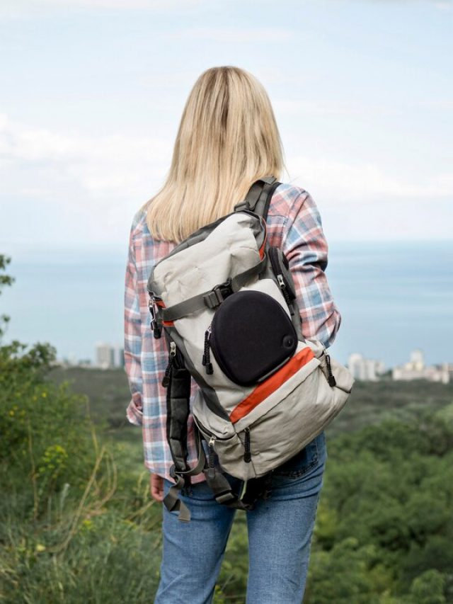 vista-frontal-mulher-com-mochila_23-2148579505