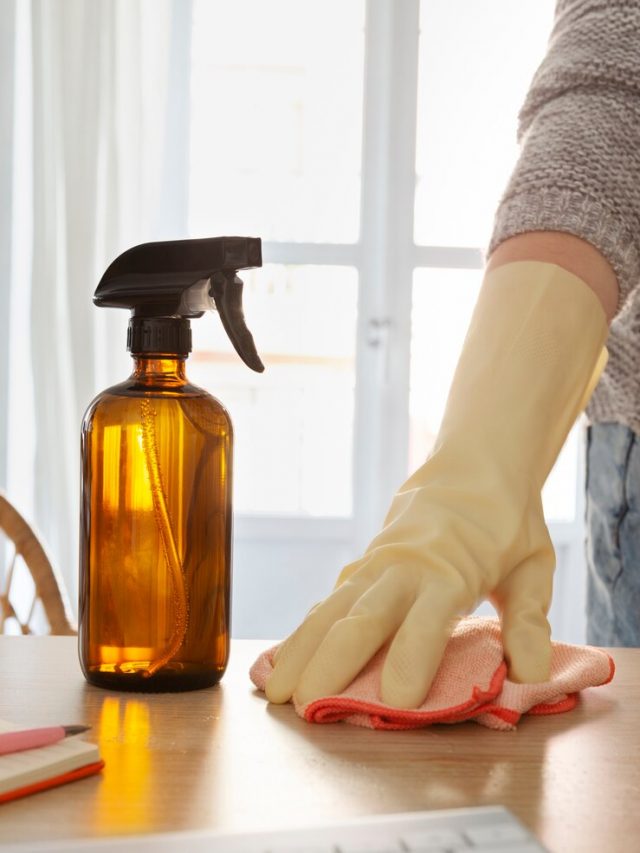 ainda-vida-do-processo-de-limpeza-do-escritorio_23-2149343016