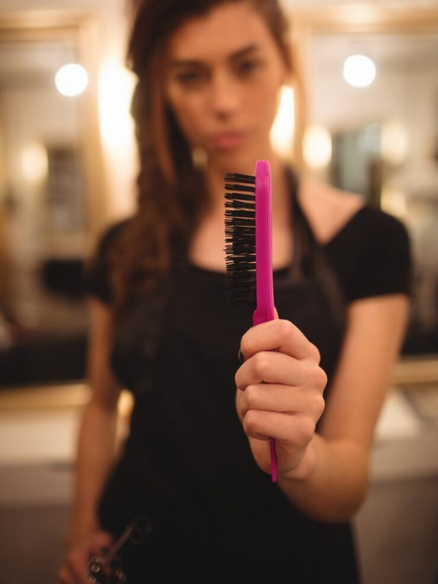 cabeleireiro-feminino-segurando-a-escova-de-cabelo_107420-12147