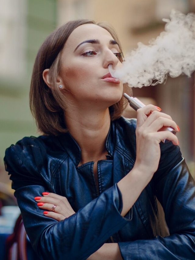 descontraido-mulher-fuma-o-cigarro-eletronico_1157-466