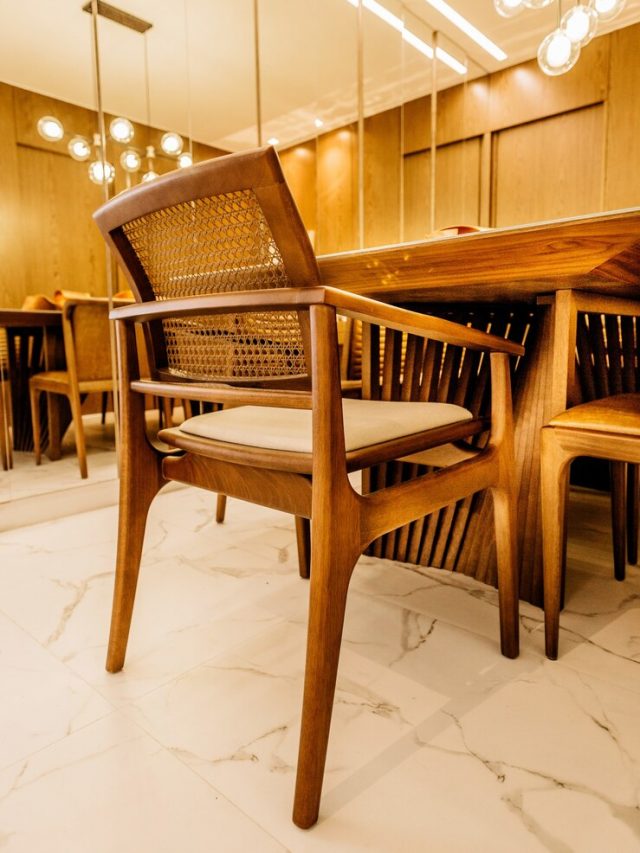 foto-vertical-de-cadeiras-e-mesas-de-madeira-em-uma-sala-de-estar-moderna_181624-41970