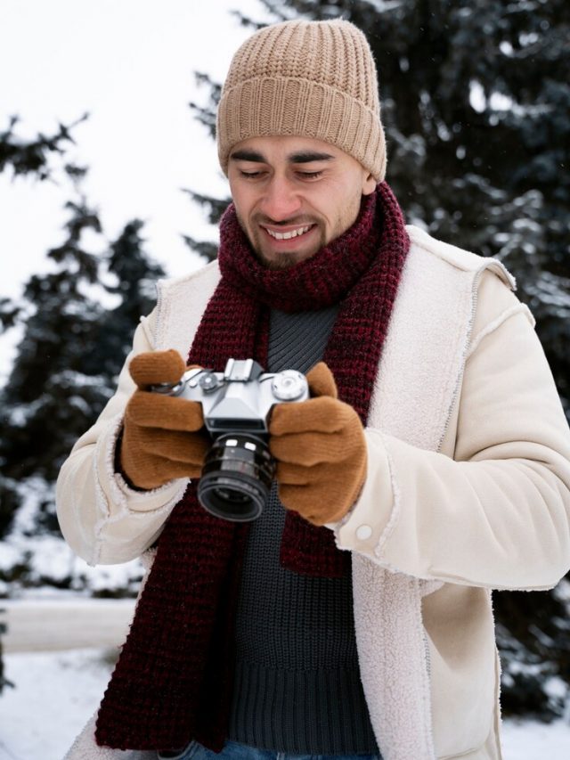 homem-de-tiro-medio-segurando-a-camera_23-2149248919