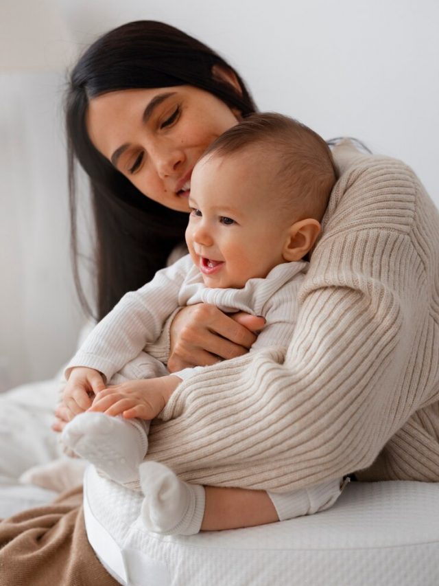 mae-de-vista-lateral-segurando-bebe-recem-nascido_23-2150227214